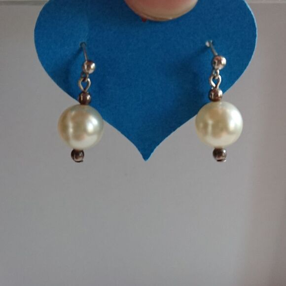 Simple and elegant Pearl Earrings - Picture 1 of 3